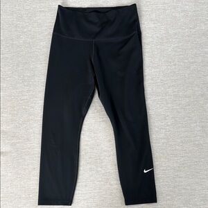 Nike Black Cropped Leggings for Athletic Performance